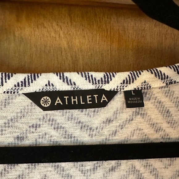 Athleta Breezy Tank in size large Blue White Chevron - Picture 4 of 5